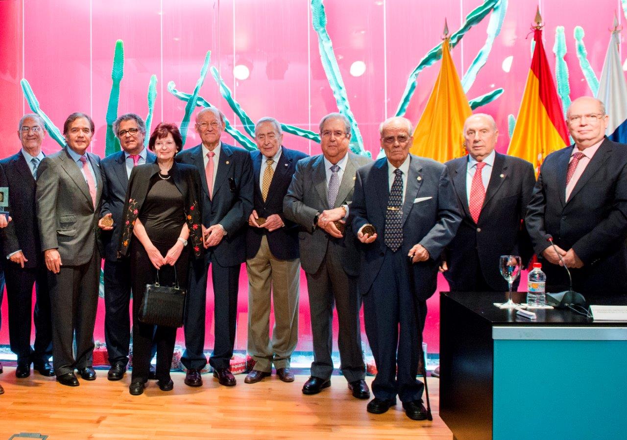 Socios Distinguidos junto miembros de la Junta Directiva del CIT Gran Canaria